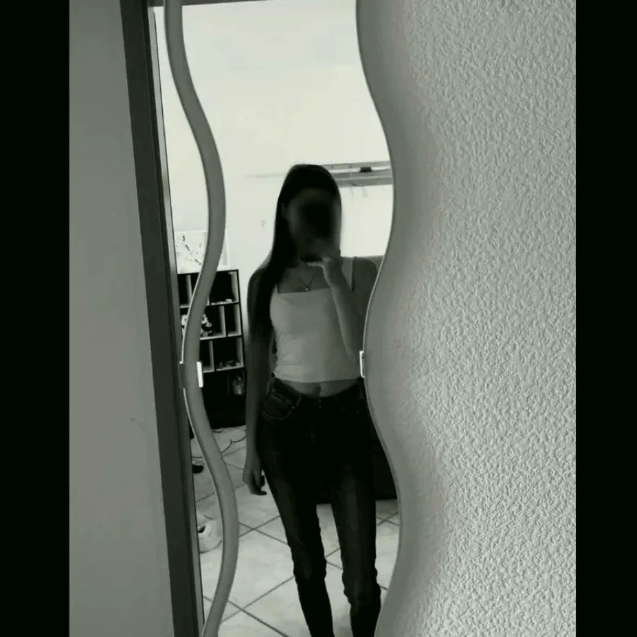 Ela, 25