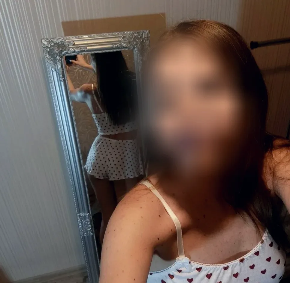 Manuela, 37