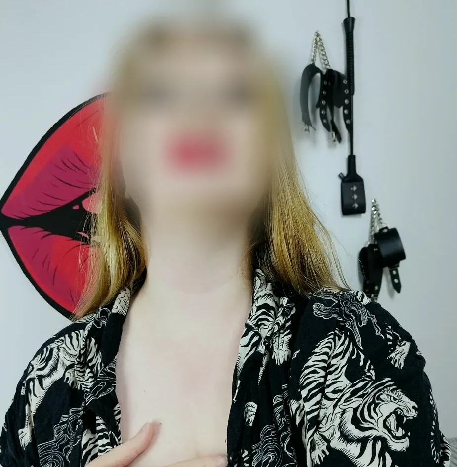 Zeynep, 23